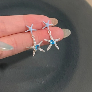 Détails de boucles d'oreilles étoile de mer avec émail bleu et zircons étincelants