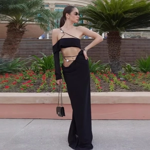 Set maxi nero monospalla cut-out con spalline di perle per stile da vacanza