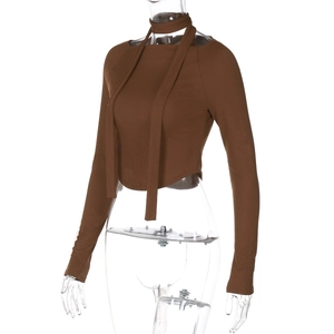 Dettaglio del crop top in maglia a costine marrone scuro con maniche lunghe e girocollo