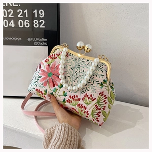 Detail der rosa Stickerei und des Perlen-Henkels an einer Vintage-China-Handtasche