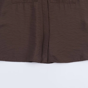 Camicia testurizzata marrone scuro con dettaglio orlo curvo e finitura micro stropicciata