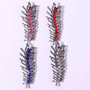 Détail de broches mille-pattes en métal gris foncé avec des strass colorés brillants