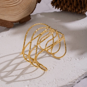 Vue détaillée du bracelet jonc multicouche plaqué or 18K sur un socle en pierre