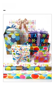 Détail du papier cadeau à motif de dinosaures et ballons avec rubans de luxe