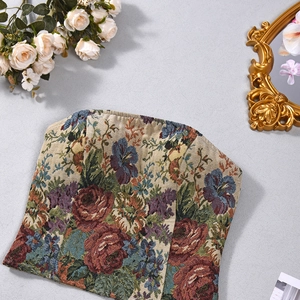 Nahaufnahme des Vintage-Bandeau-Tops aus Brokat mit aufwendigen Jacquard-Details