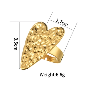 Detail of 18K gold irregular heart ring with hammered texture and size dimensions