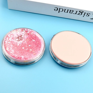 Gros plan du miroir de maquillage portable avec paillettes roses et sequins en cœur