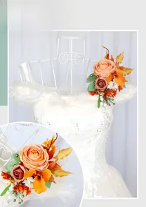 Détail d'une fleur d'épaule de mariée avec roses orange, baies et feuilles