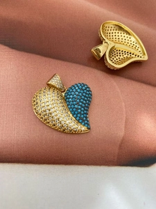 Détail du pendentif cœur en or serti de zircons turquoise et blanc avec structure arrière