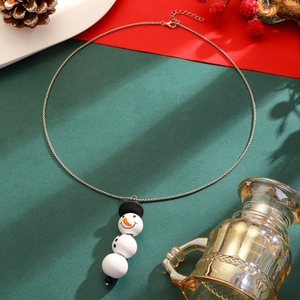 Détail du collier de Noël bonhomme de neige avec pendentif à billes et fermoir mousqueton