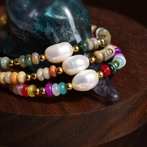 Set de bracelets bohèmes en pierres naturelles colorées et perles d'eau douce en acier
