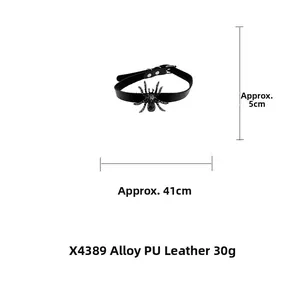 Vue macro d'un choker araignée gothique avec détails argentés et boucle réglable
