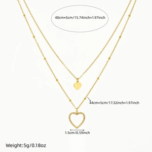 Zweilagige goldene Edelstahl-Herzenskette mit Strass-Anhänger auf weißem Hintergrund