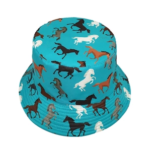 Dettaglio del cappello a secchiello azzurro con motivi di cavalli e tesa con cuciture rinforzate