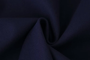 Makroaufnahme von dunkelblauem Wollstoff mit weicher Textur und feinem Fall