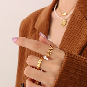 Ensemble élégant de bagues couronne et LOVE dorées avec diamant pour femme style automne
