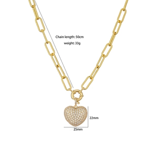 Détail du pendentif cœur doré avec cristaux micro-pavé sur collier chaîne trombone 50cm
