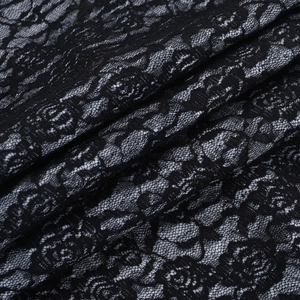 Gros plan sur un tissu en dentelle florale noire avec une texture métallique