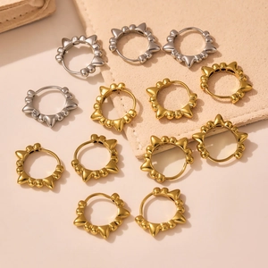Minimalistische polierte Edelstahl Creolen mit Spikes in Gold und Silber Finish