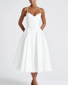 Détail de la robe midi blanche avec corsage structuré et design de laçage dans le dos