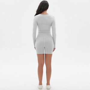 Detailansicht des nahtlosen grauen Yoga-Sets mit High-Waist-Shorts und Langarm-Crop-Top