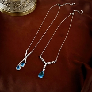 Collier en Y argenté vintage avec des pendentifs en zircon goutte d'eau bleu foncé