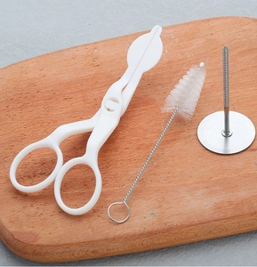 Détail de la brosse de nettoyage, clou à douille et ciseaux pour outils de pâtisserie