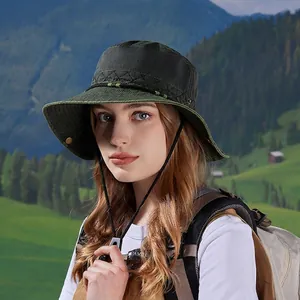 Chapeau de soleil d'extérieur rétro vert foncé avec large bord et cordon réglable