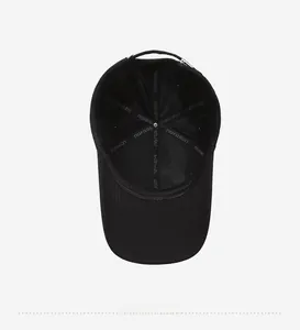 Dettaglio interno del cappellino da baseball in cotone con cuciture personalizzate