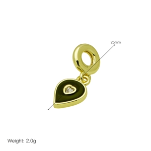 Vue détaillée du pendentif cœur plaqué or avec émail noir et pierre précieuse