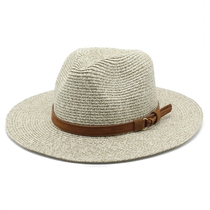 Chapeau Panama classique en paille beige avec ruban marron et boucle dorée chic
