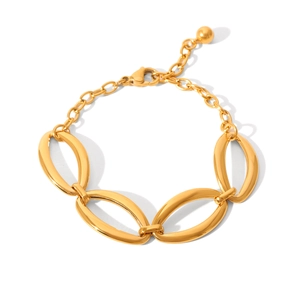 Dettaglio di un bracciale dorato a maglie ovali con catena regolabile e chiusura a moschettone