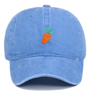 Détail de la broderie carotte sur casquette de baseball en coton lavé bleu avec coutures