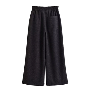 Detail der dunkelgrauen weiten Hose mit elastischem Bund und dicker Wollstruktur
