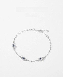 Dettaglio del bracciale malocchio in argento S925 con pietre blu e cristalli lucidi