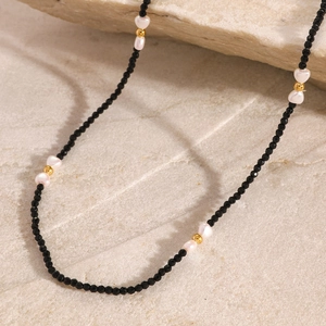 Collier élégant en acier inoxydable avec perles noires facettées et perles blanches