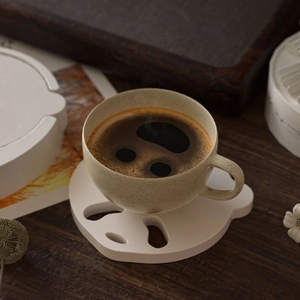Minimalistische Bärenform Harz Untersetzer mit Keramiktasse auf Holzhintergrund
