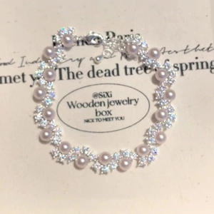 Detail of elegant pearl bracelet featuring sparkling zircon accents and adjustable lobster clasp