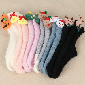 Details von Plüsch-Korallenfleece-Socken mit 3D-Festpuppen und weichen Texturen