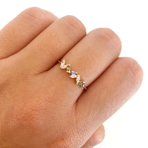 Bague plaquée or 18k avec zircons colorés marquise portée sur une main de femme