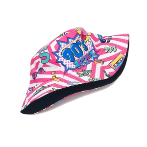 Détail du chapeau bob réversible imprimé numérique 90s rose avec rayures ondulées