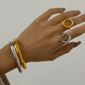 Anelli ovali e bracciali rigidi minimalisti in oro 18k e argento per donne