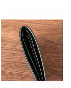 Détail macro des bords en cuir multicouches et finition soignée sur portefeuille homme