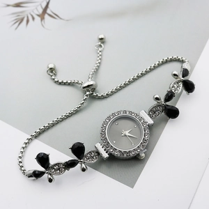 Montre bracelet argentée pour femme avec fleurs en strass et cadran gris élégant