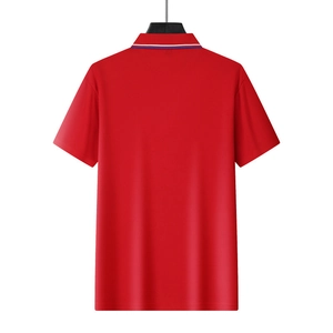 Polo rojo de manga corta vista trasera con detalle de cuello a rayas en percha negra