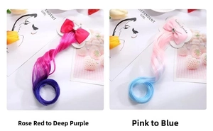 Dettaglio di fermagli a fiocco colorati con lunghe extension ricce sfumate per bambini
