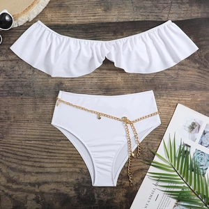 Maillot de bain blanc bandeau à volants et chaîne dorée étoile de mer sur bois