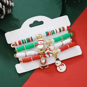 Détail du lot de bracelets de Noël avec pendentifs Père Noël et perles colorées