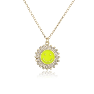 Detail der 18K vergoldeten Sonnenblumen-Kette mit Emaille-Gesicht und Zirkonia-Steinen