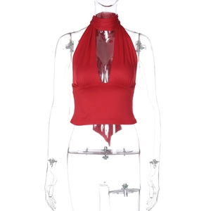 Détail du haut court dos nu rouge montrant la texture brillante du tissu et coutures